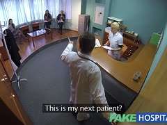 Arzt lässt sich von Patientinnen blasen
