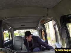 Dicktittige Blondine reitet im Taxi