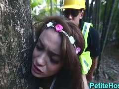 Brünettes Girl fingert sich im Wald